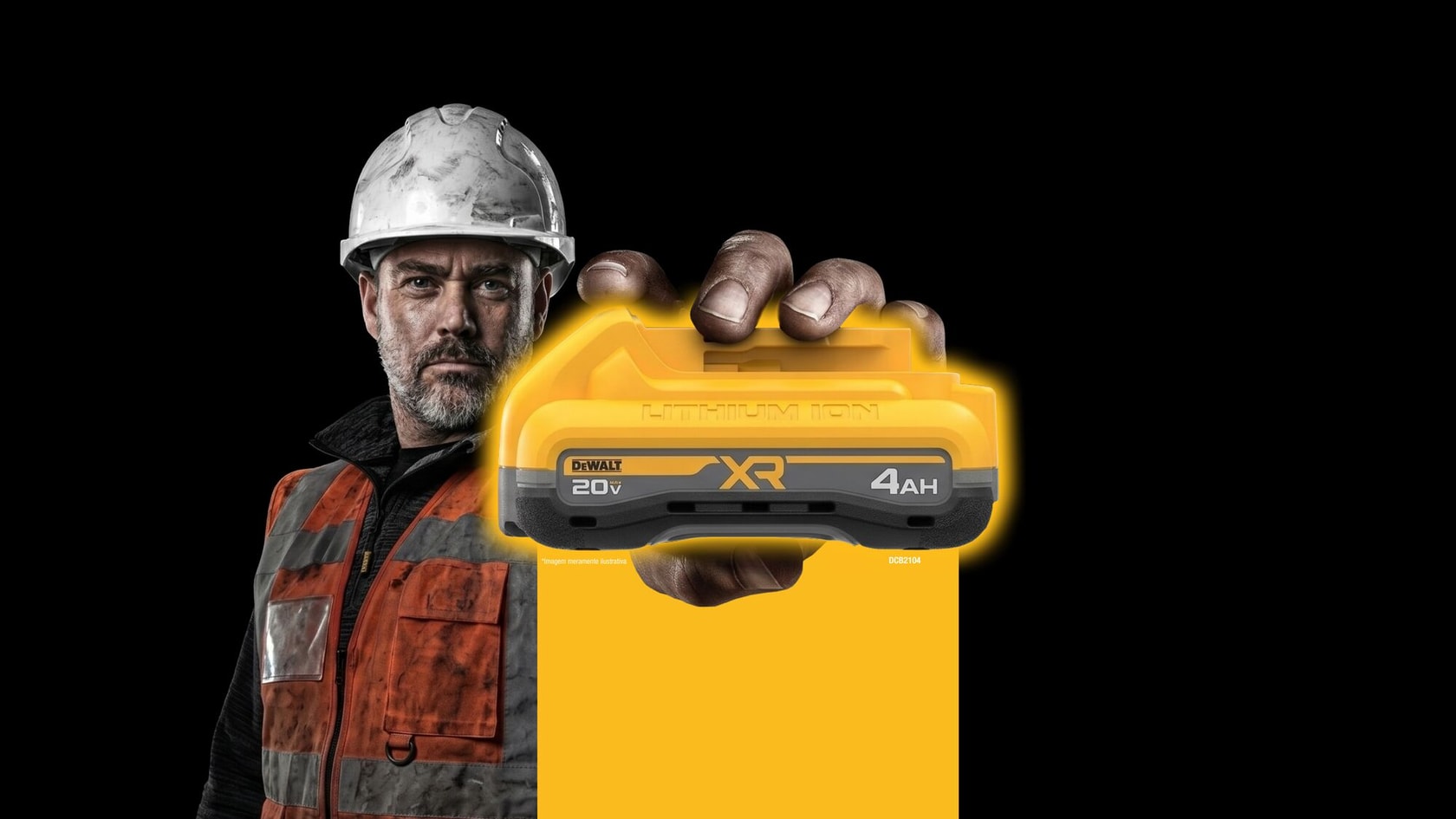 Trabalhador segurando uma bateria DEWALT XR 20V 4Ah destacada em amarelo, fundo escuro.